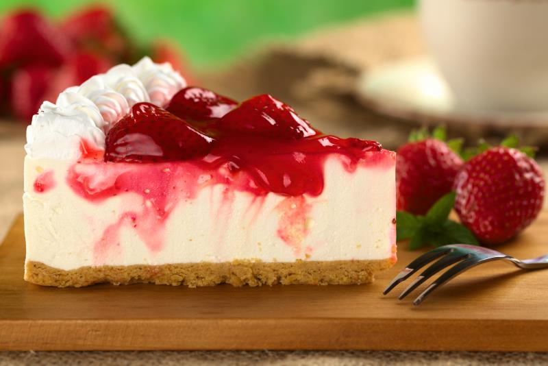 TORTA OD JOGURTA S JAGODAMA: Lagana varijanta slavne torte sa sirom (cheesecake)