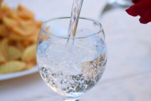 4 VELIKA MITA O MINERALNOJ VODI: Dokazano je da su u pitanju laži, prestanite u njih vjerovati!