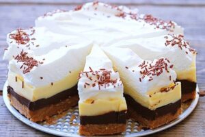KINDER TORTA U ČETIRI BOJE: Jednostavno i brzo - bez pečenja!