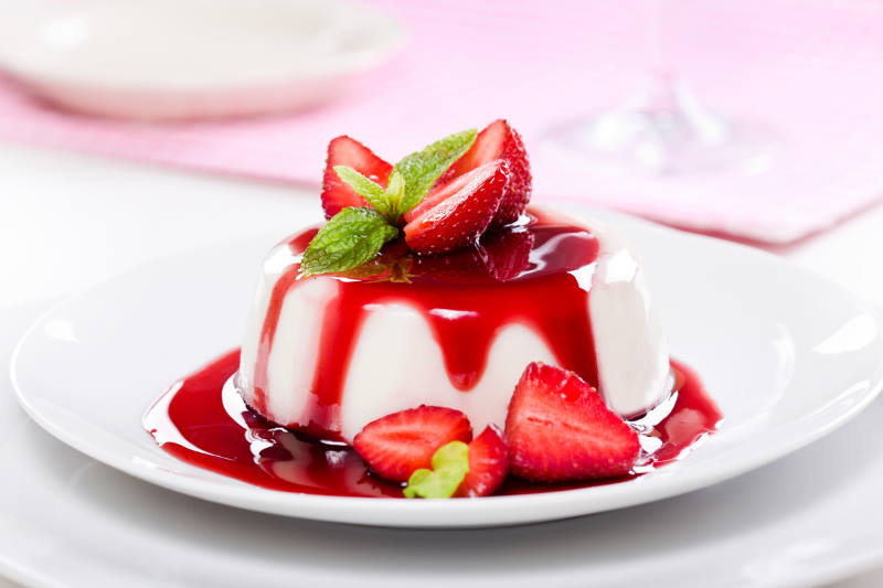 PANNA COTTA S JAGODAMA: Ukusan i osvježavajući desert koji možete pripremiti za tren