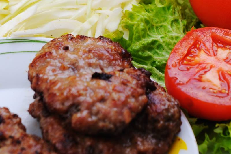 JANJEĆE PLJESKAVICE: Ručak koji možete pripremiti za 20 minuta!