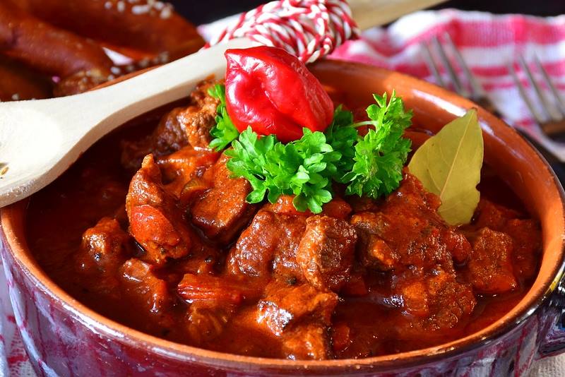 JUNEĆI GULAŠ KOJI MORATE PROBATI: Ajvar mu daje odličan okus, a luk gustoću