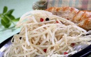 LJEKOVITA I UKUSNA: Recept z domaću salata od crne rotkve