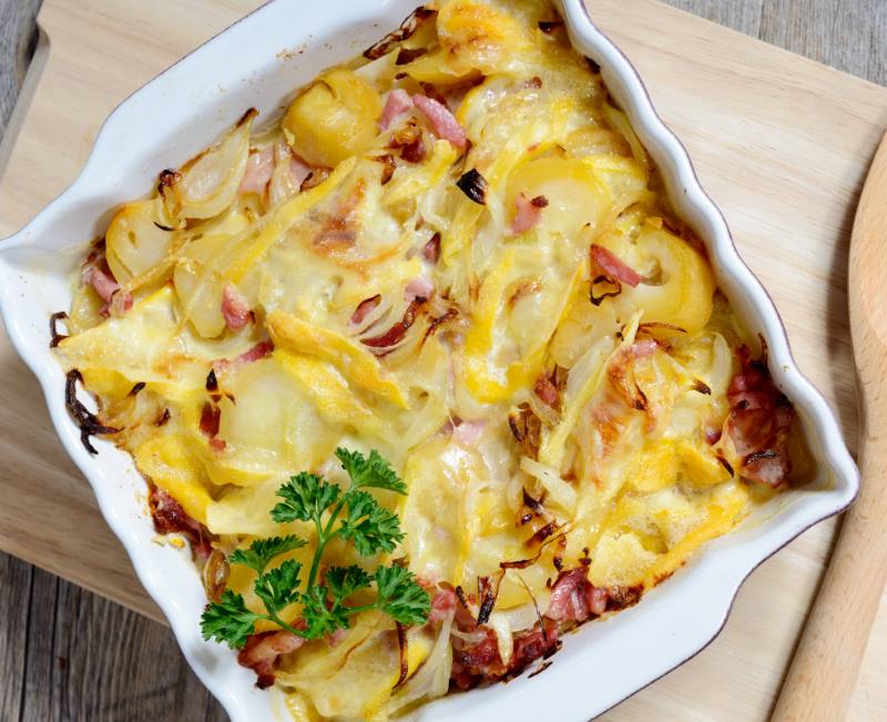 GRATINIRANI KROMPIR S LUKOM: Jednostavno i brzo, a veoma ukusno