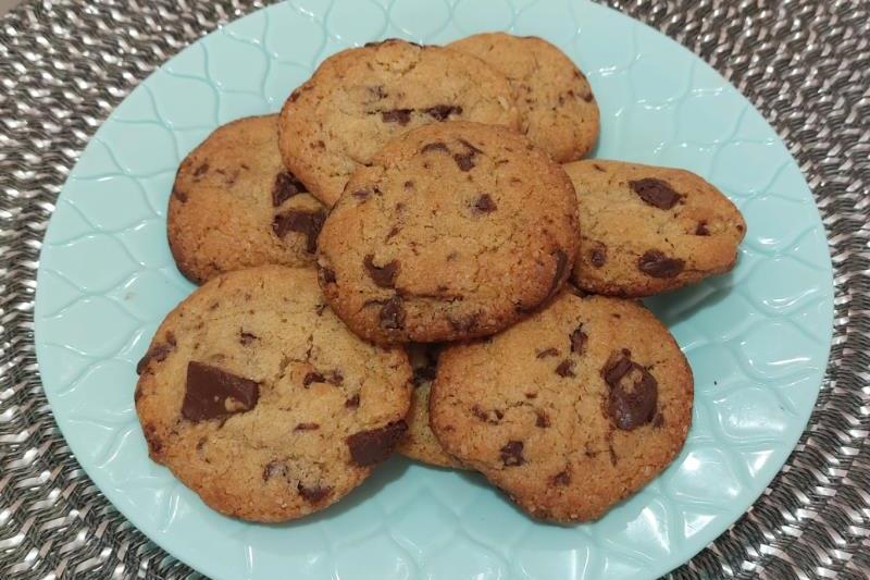 Domaći keksi s komadićima čokolade (chocolate chip cookies)